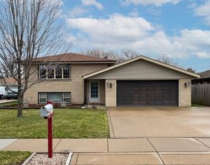 8233 S 76th Avenue, Bridgeview, IL 60455