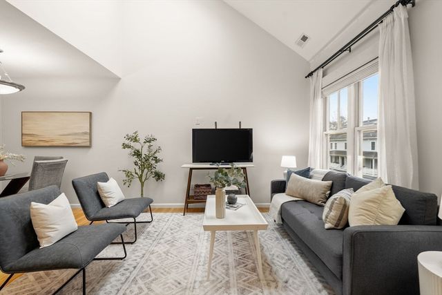 11 Russell Pl 11, Arlington, MA 02474