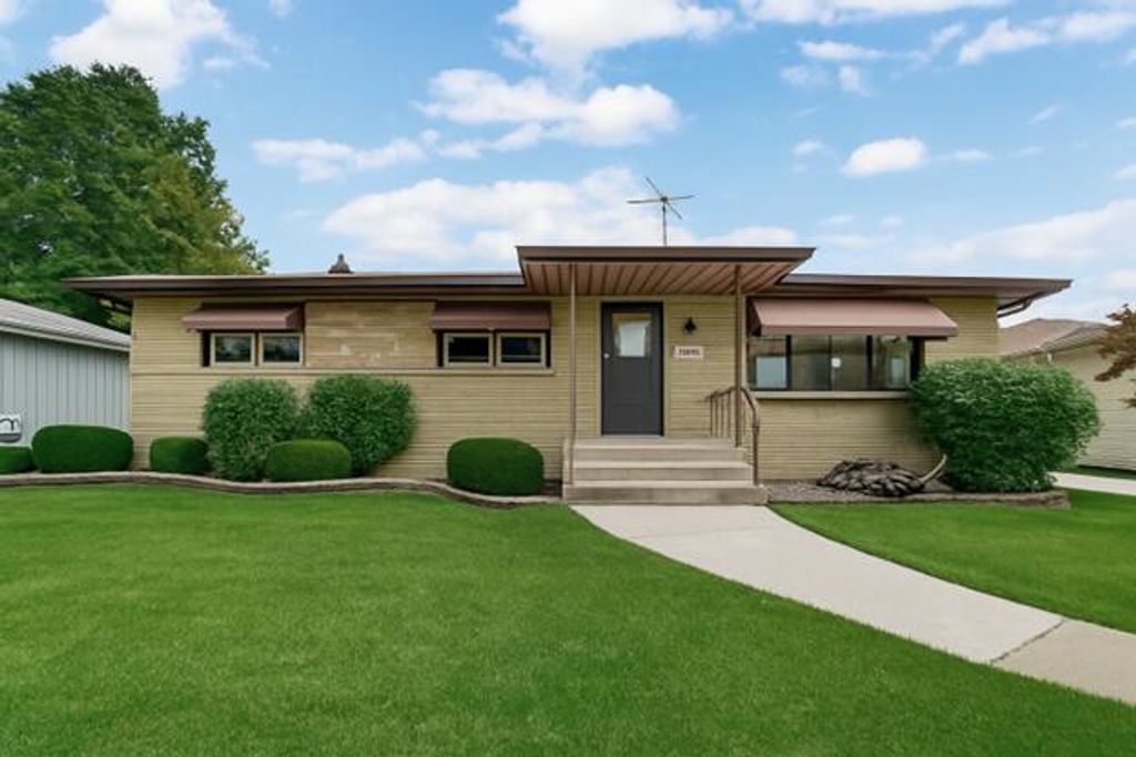 9211 Hawthorne Drive, Munster, IN 46321