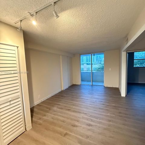 546 SW 1st St 403, Miami, FL 33130