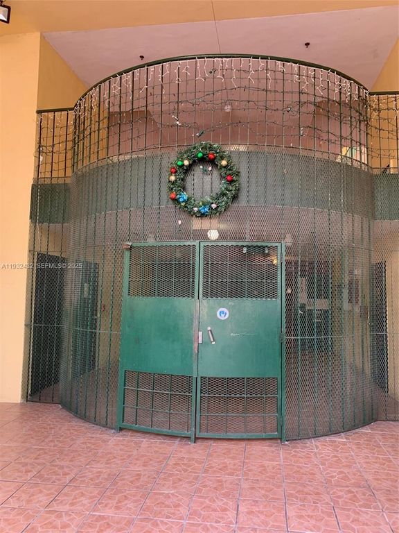 546 SW 1st St 403, Miami, FL 33130