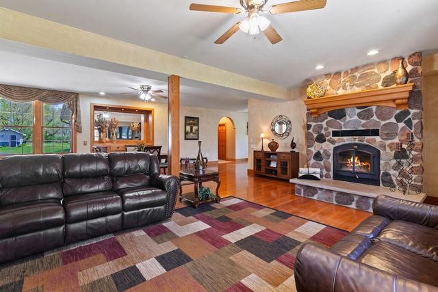 W329N4072 Lakeland DRIVE, Nashotah, WI 53058