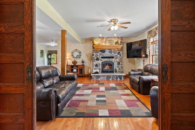 W329N4072 Lakeland DRIVE, Nashotah, WI 53058