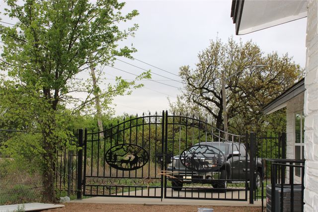 1423 E Davis Avenue, Fort Worth, TX 76104