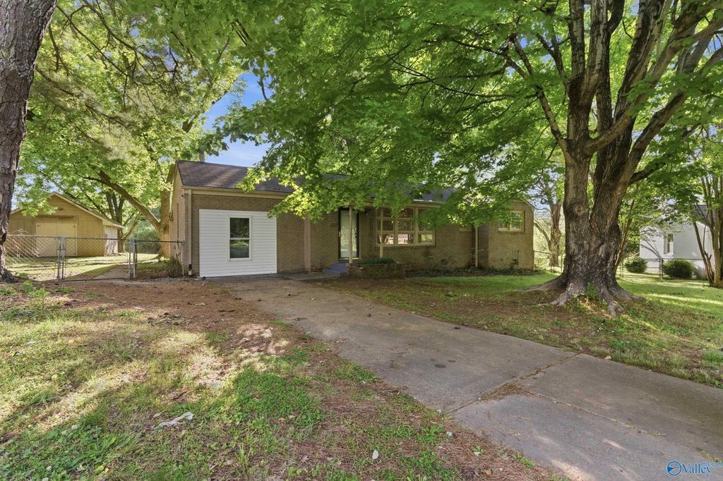 2217 Barrywood Circle NW, Huntsville, AL 35810