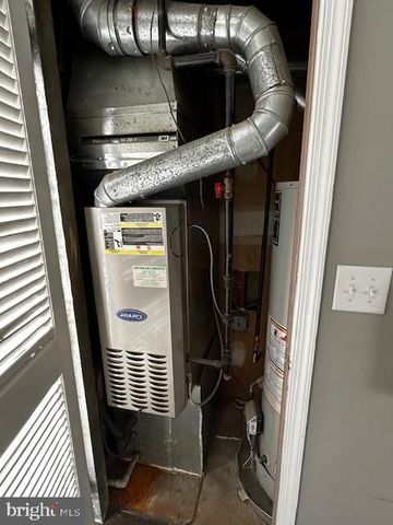 1054 BRADFORD DR, Williamstown, NJ 08094