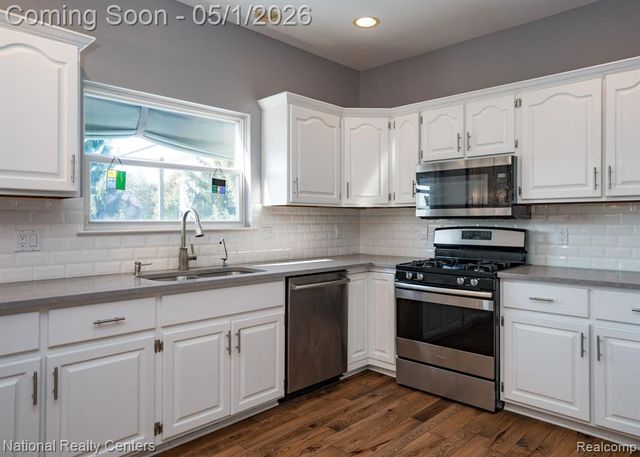 542 Bay Pointe Drive, Oxford, MI 48371
