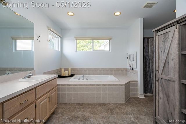 542 Bay Pointe Drive, Oxford, MI 48371