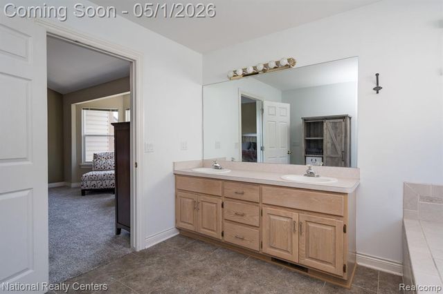 542 Bay Pointe Drive, Oxford, MI 48371
