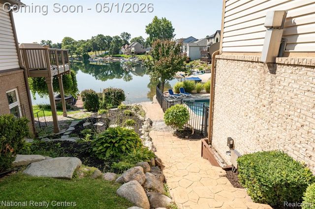 542 Bay Pointe Drive, Oxford, MI 48371