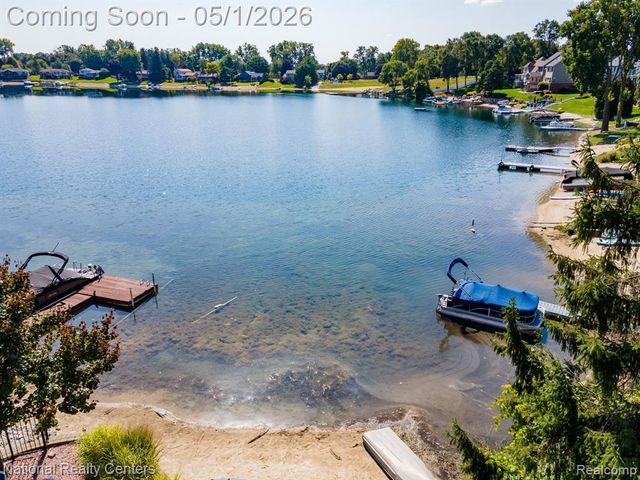 542 Bay Pointe Drive, Oxford, MI 48371