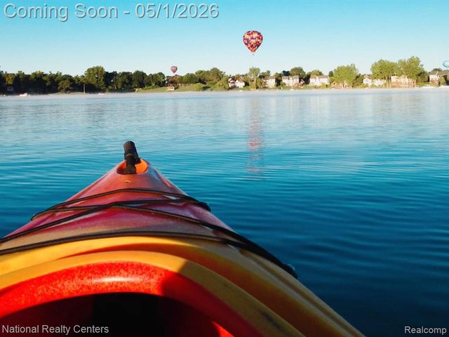 542 Bay Pointe Drive, Oxford, MI 48371