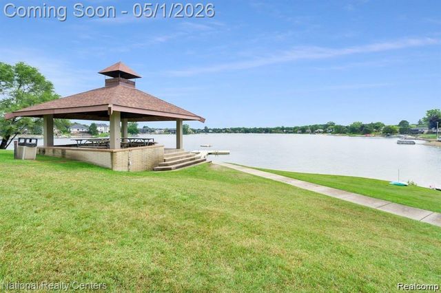 542 Bay Pointe Drive, Oxford, MI 48371