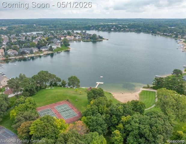 542 Bay Pointe Drive, Oxford, MI 48371