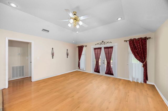 719 Clubside Drive, East Bernard, TX 77435