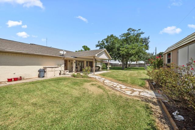 719 Clubside Drive, East Bernard, TX 77435