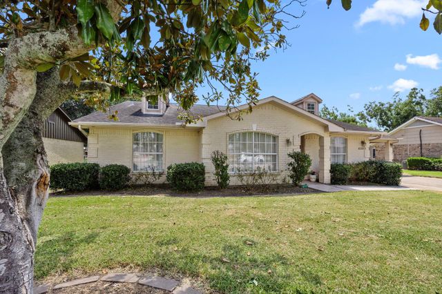 719 Clubside Drive, East Bernard, TX 77435