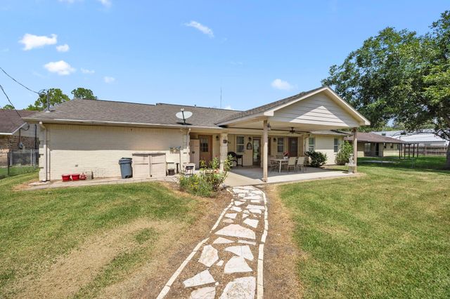 719 Clubside Drive, East Bernard, TX 77435