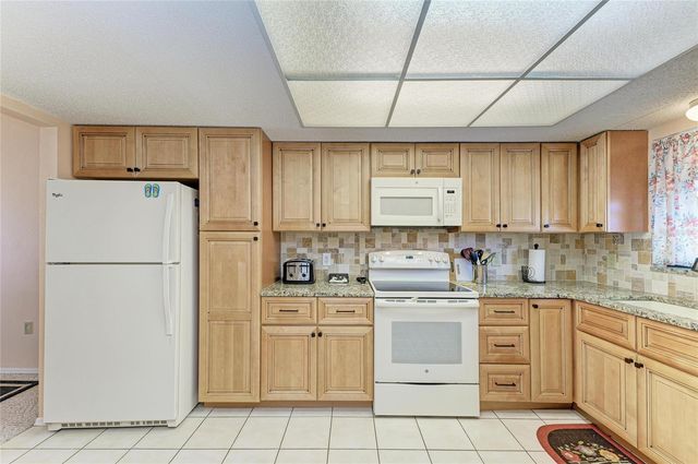 525 BARCELONA AVENUE 207, Venice, FL 34285