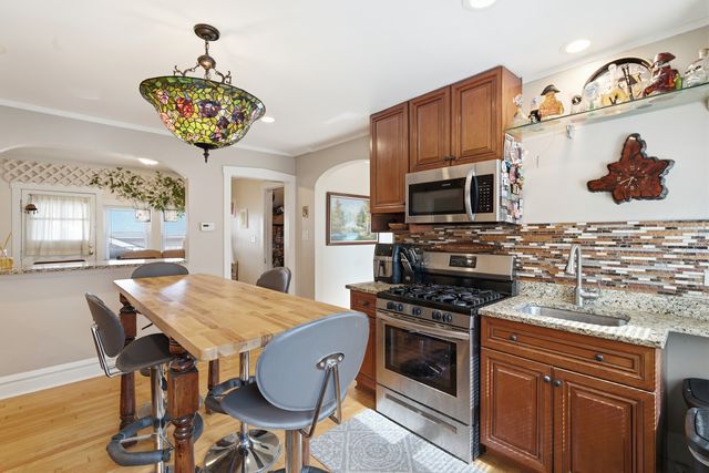 6000 W Byron Street 2, Chicago, IL 60634