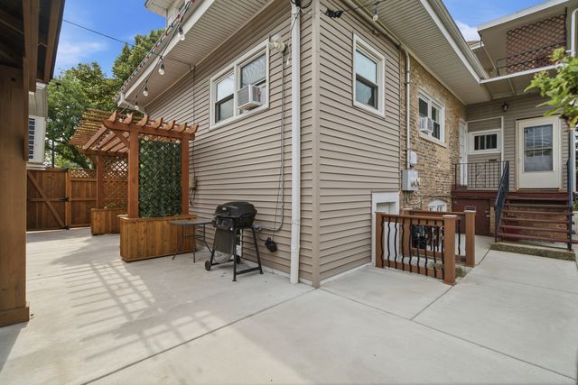 6000 W Byron Street 2, Chicago, IL 60634