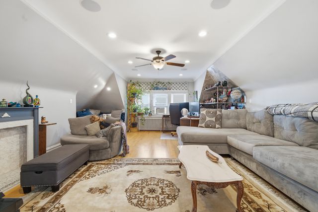 6000 W Byron Street 2, Chicago, IL 60634