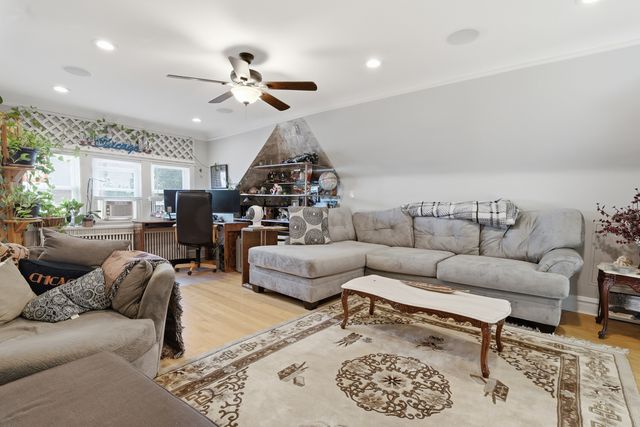 6000 W Byron Street 2, Chicago, IL 60634