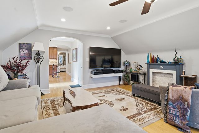 6000 W Byron Street 2, Chicago, IL 60634