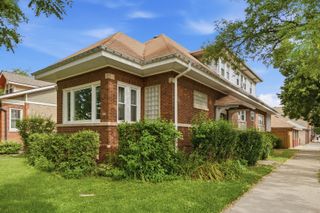6000 W Byron Street 2, Chicago, IL 60634