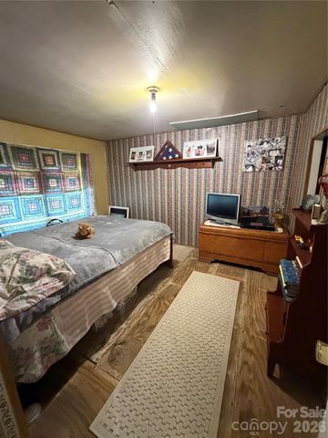 658 Upper Hanging Rock Road, Spruce Pine, NC 28777