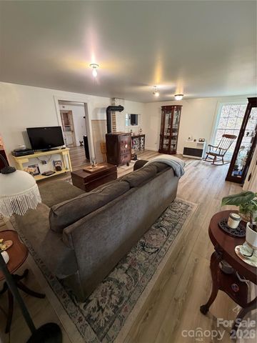 658 Upper Hanging Rock Road, Spruce Pine, NC 28777