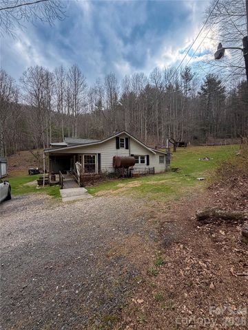 658 Upper Hanging Rock Road, Spruce Pine, NC 28777