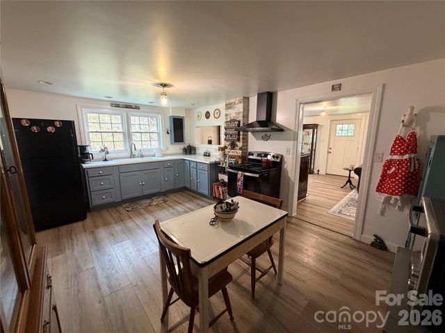 658 Upper Hanging Rock Road, Spruce Pine, NC 28777