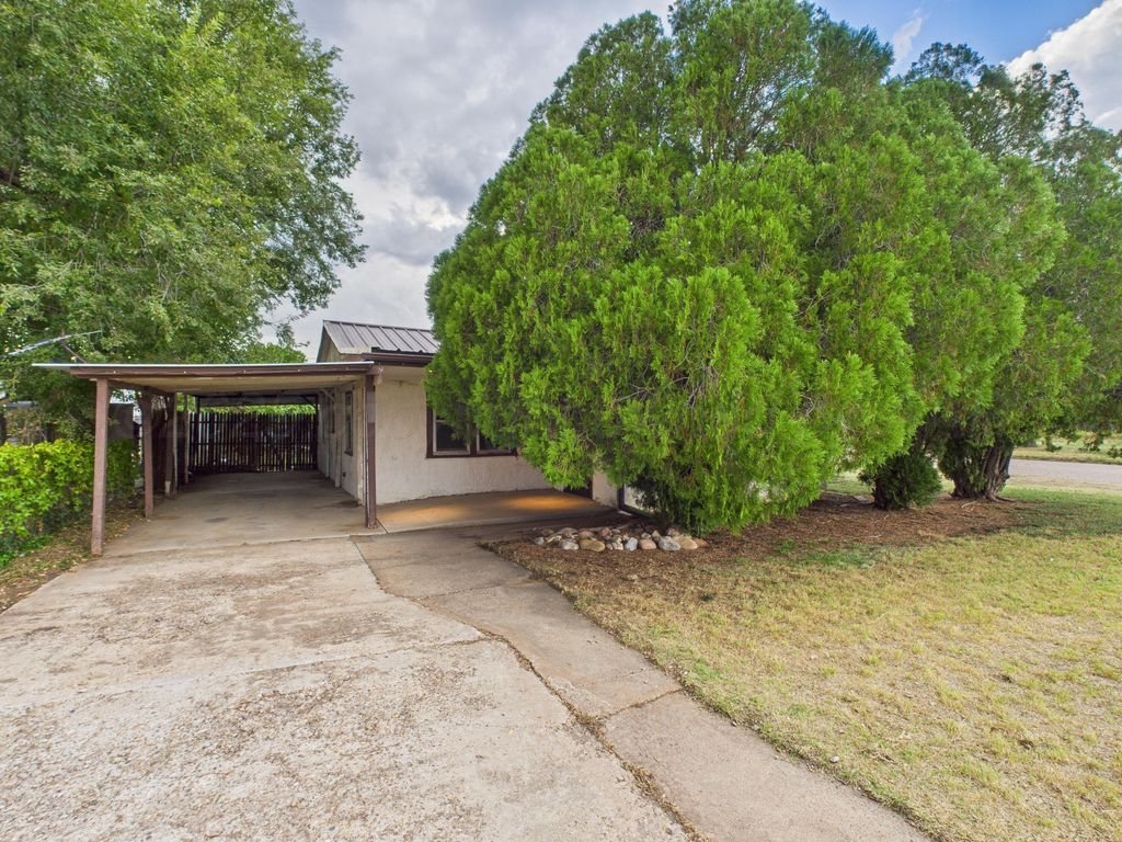 802 ZAUK Avenue, Dumas, TX 79029
