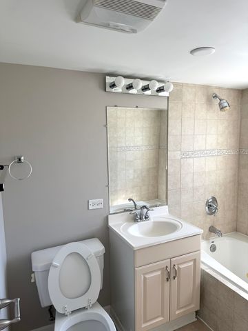 2432 S 13TH Avenue, Broadview, IL 60155