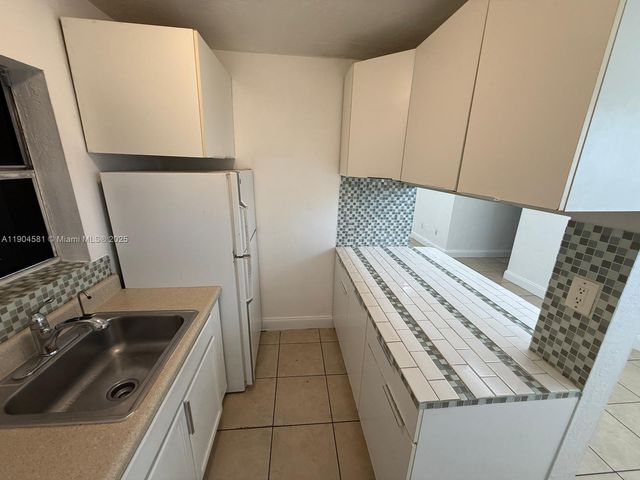 1245 W 24th St 122, Hialeah, FL 33010