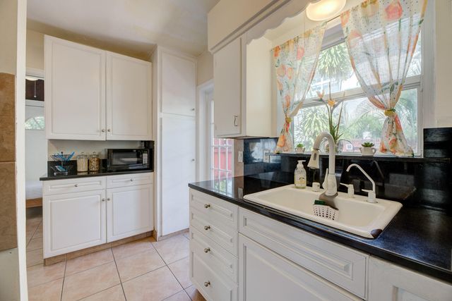 1136 NE 17th Way, Fort Lauderdale, FL 33304