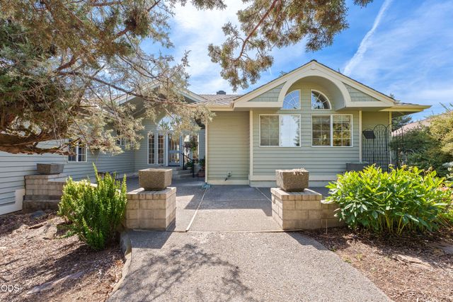 2340 Condor Drive, Redmond, OR 97756