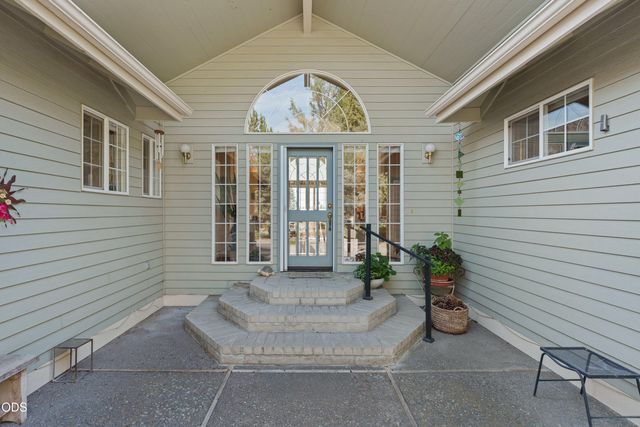 2340 Condor Drive, Redmond, OR 97756