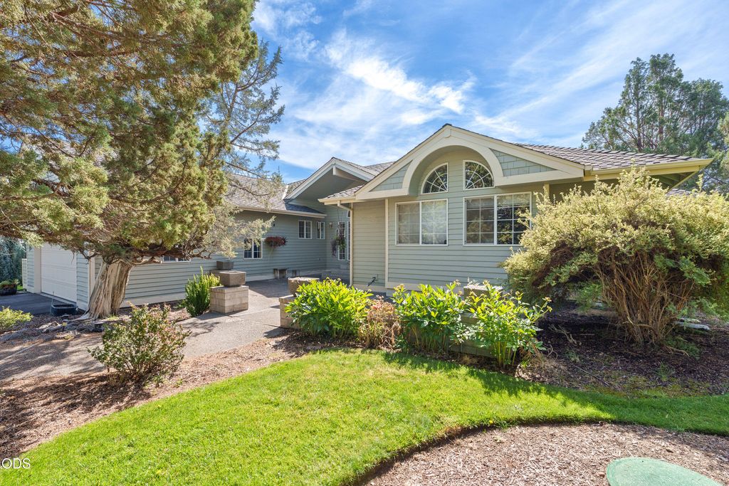 2340 Condor Drive, Redmond, OR 97756