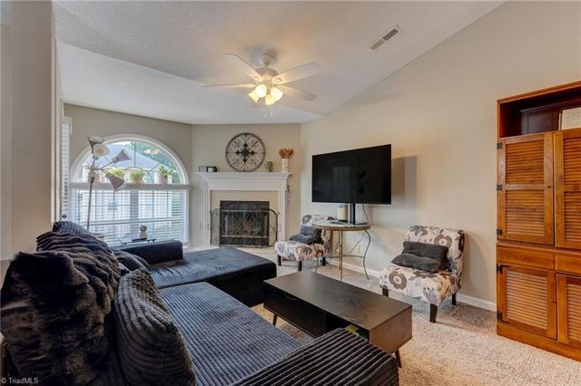 6700 W Friendly Avenue 2J, Greensboro, NC 27410