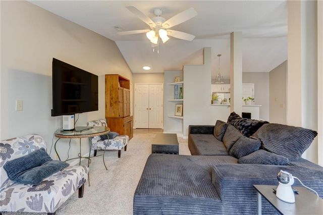 6700 W Friendly Avenue 2J, Greensboro, NC 27410