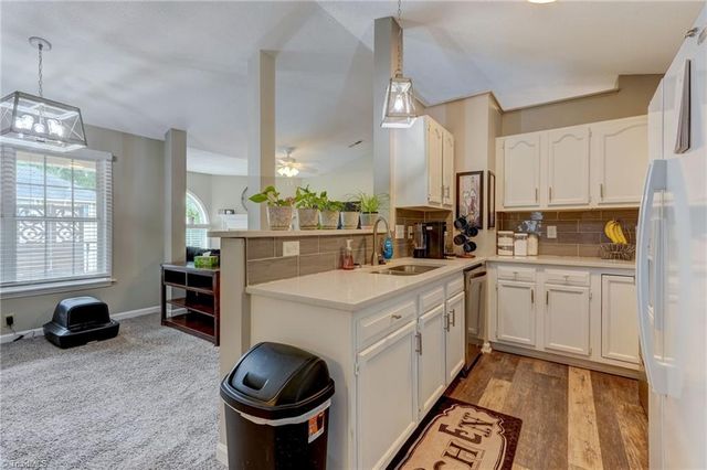 6700 W Friendly Avenue 2J, Greensboro, NC 27410