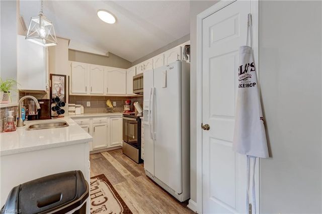 6700 W Friendly Avenue 2J, Greensboro, NC 27410