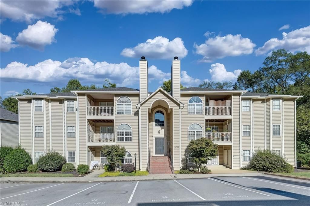 6700 W Friendly Avenue 2J, Greensboro, NC 27410