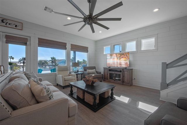 1534 Windsong Way, Tiki Island, TX 77554