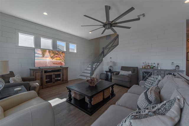 1534 Windsong Way, Tiki Island, TX 77554