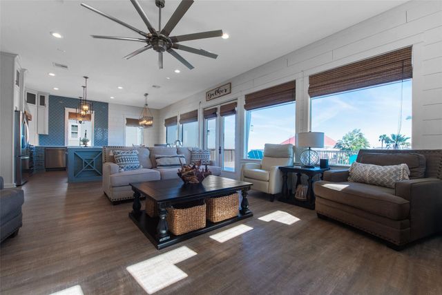 1534 Windsong Way, Tiki Island, TX 77554