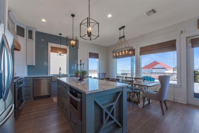 1534 Windsong Way, Tiki Island, TX 77554