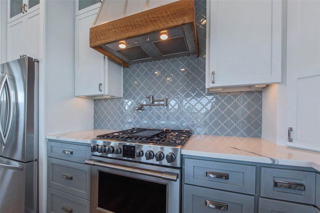 1534 Windsong Way, Tiki Island, TX 77554